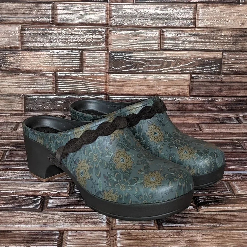 Crocs Comfort Slip On Clogs - Women's 7